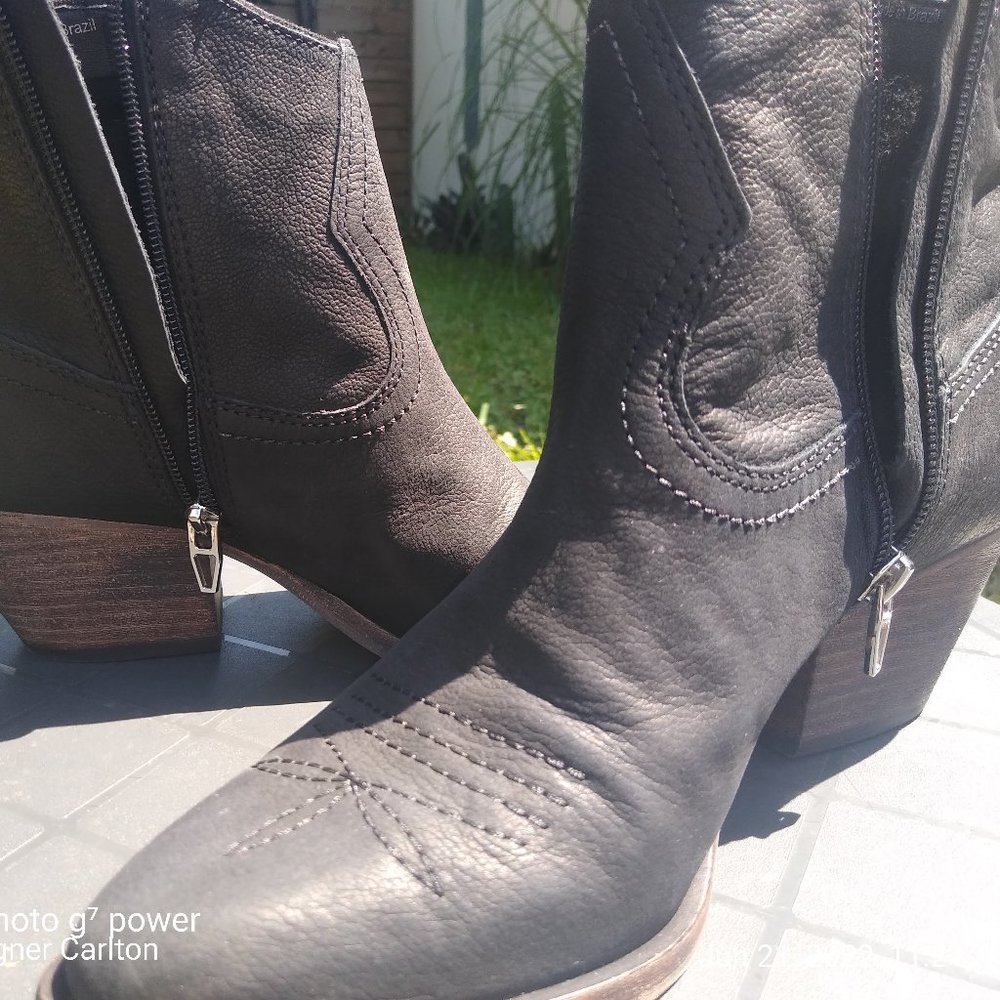 black boots Dolce Vita size 8.5